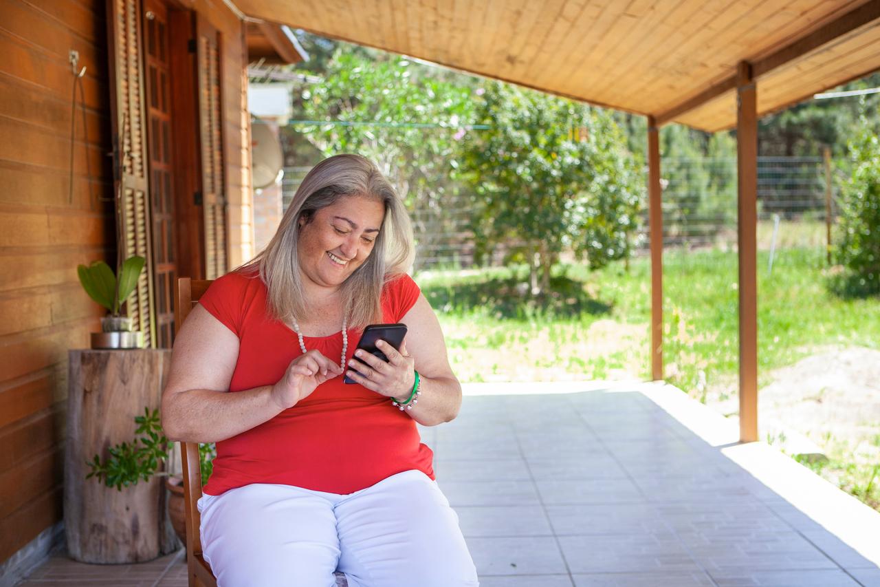 Dame leest mail op telefoon