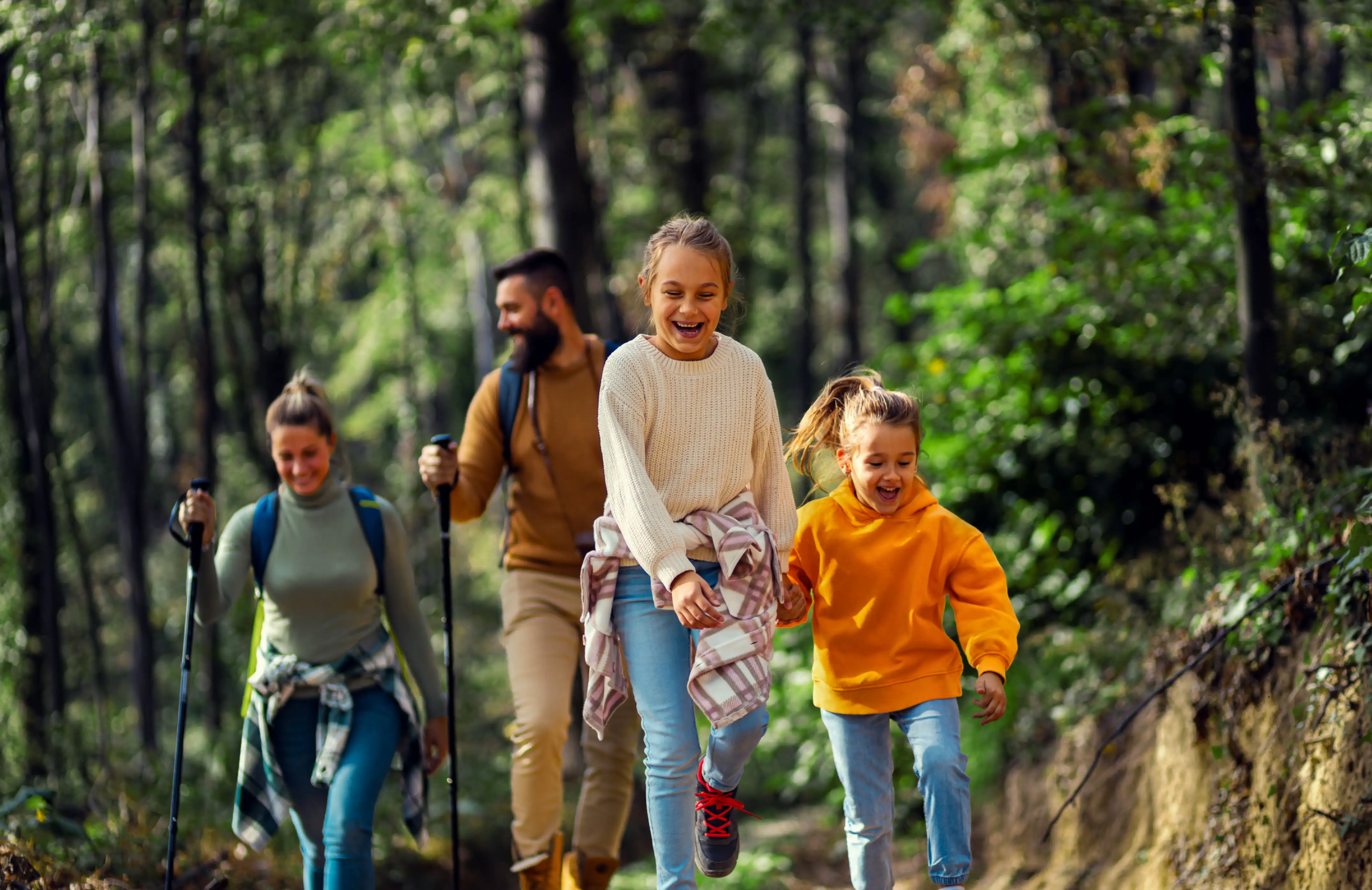 Familie hiken in de natuur