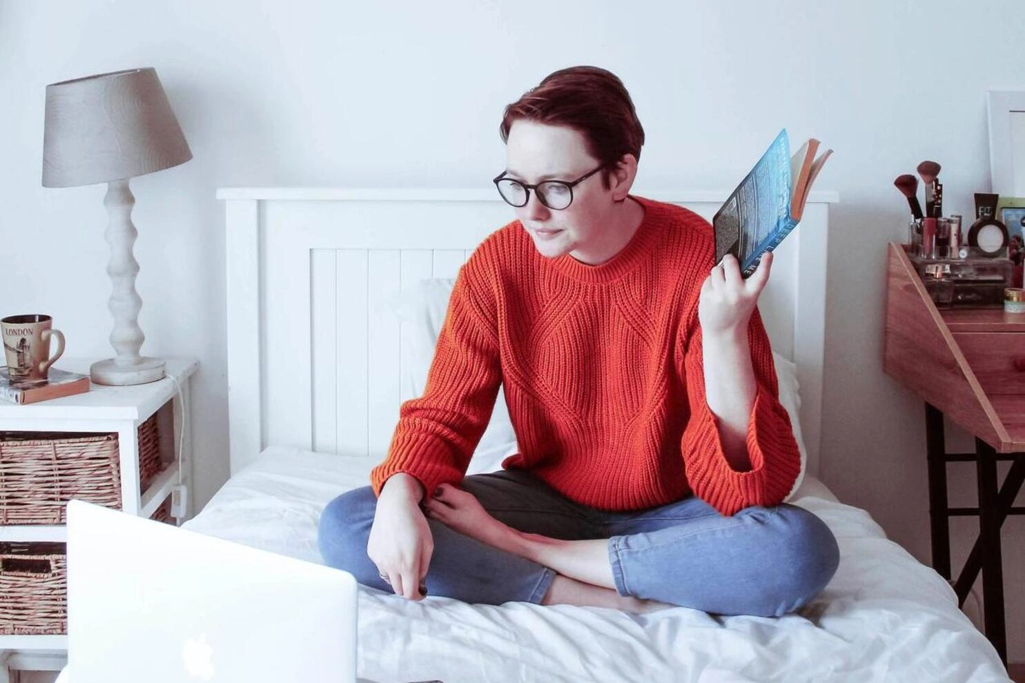 Vrouw op laptop in keuken donker
