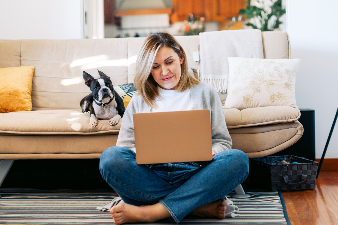 Vrouw achter laptop