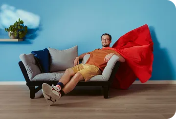 Thomas zit op een bank