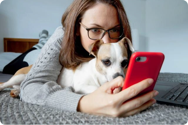 een vrouw voor haar mobiele telefoon