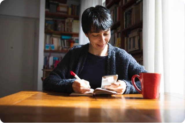 een vrouw die aantekeningen maakt in haar notitieblok
