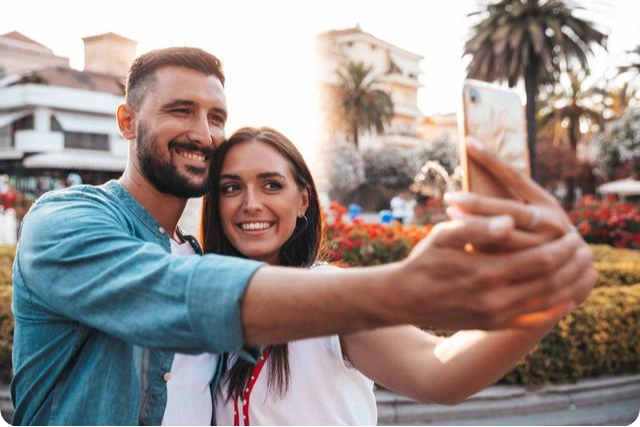 een stel dat een selfie neemt