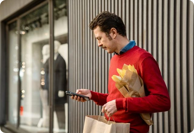een man raadpleegt zijn online bank op straat