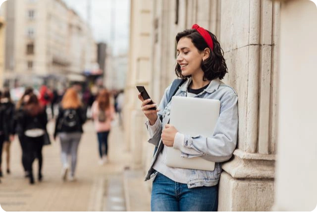 een vrouw aan de telefoon op straat