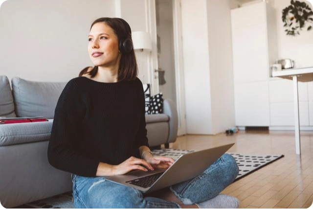 een vrouw achter haar computer