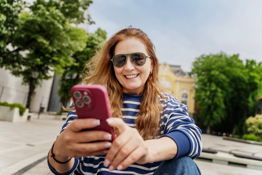 Vrouw op mobiel