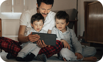 een vader met zijn kinderen