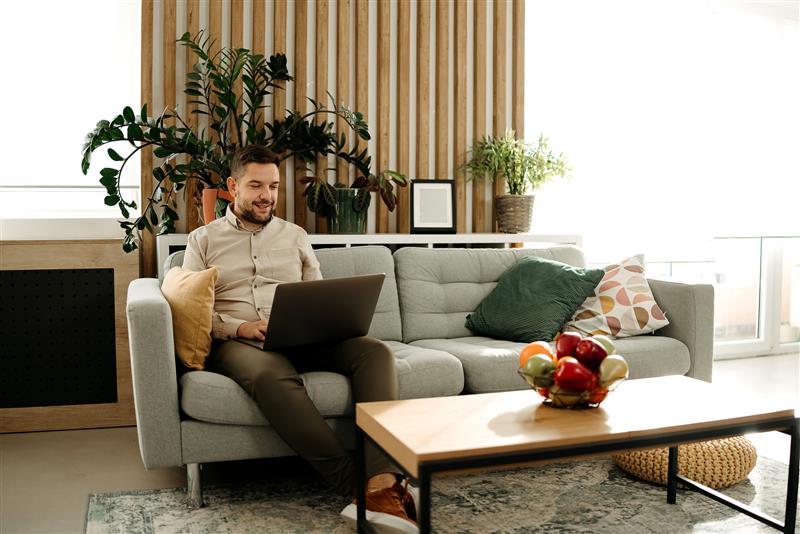 Man op laptop financieën