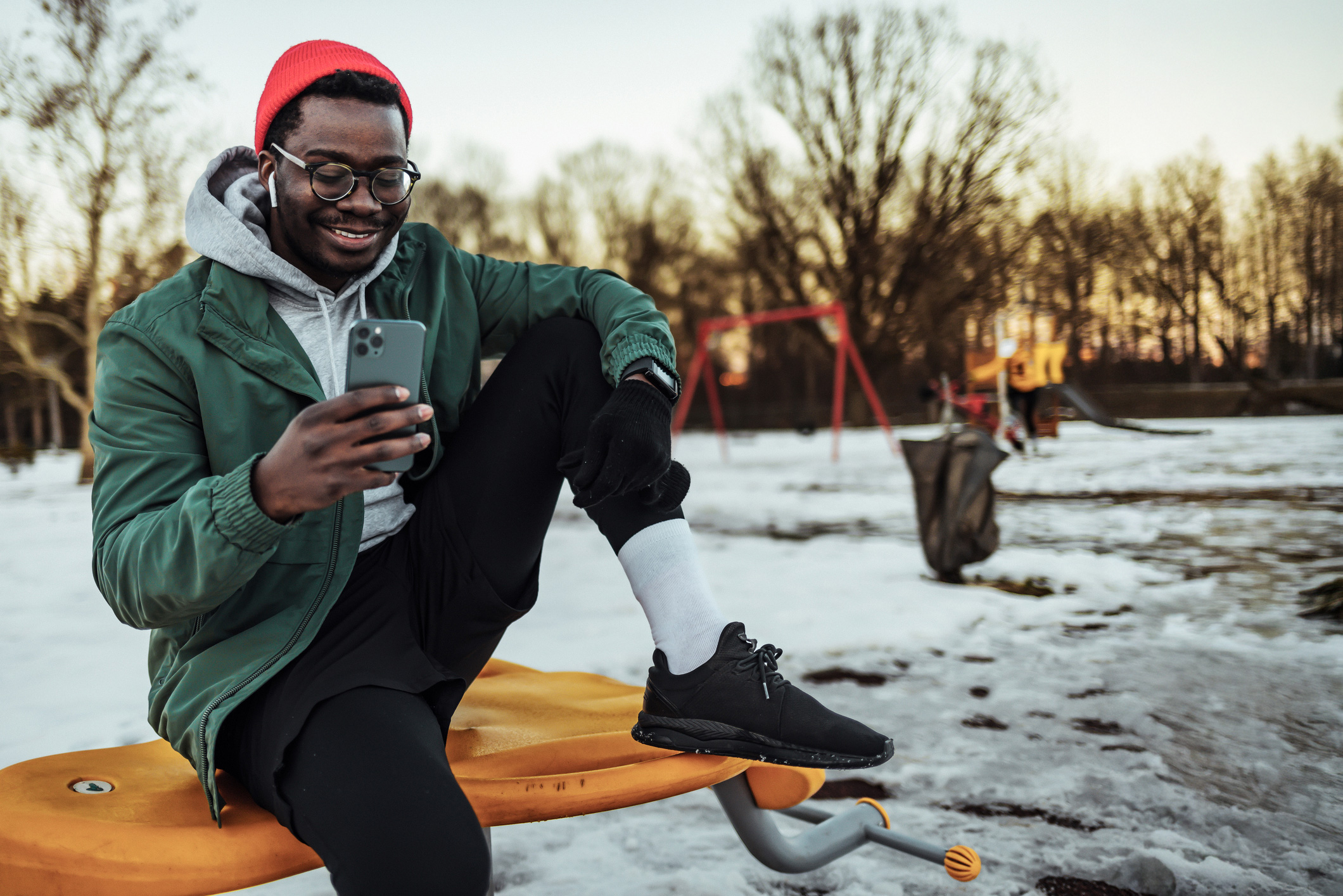 Man op telefoon in sneeuw
