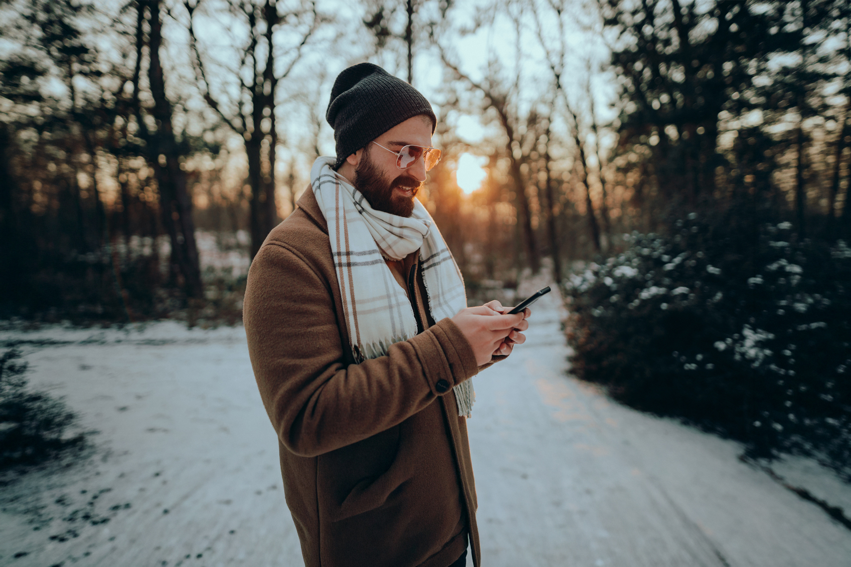 Man op telefoon in park