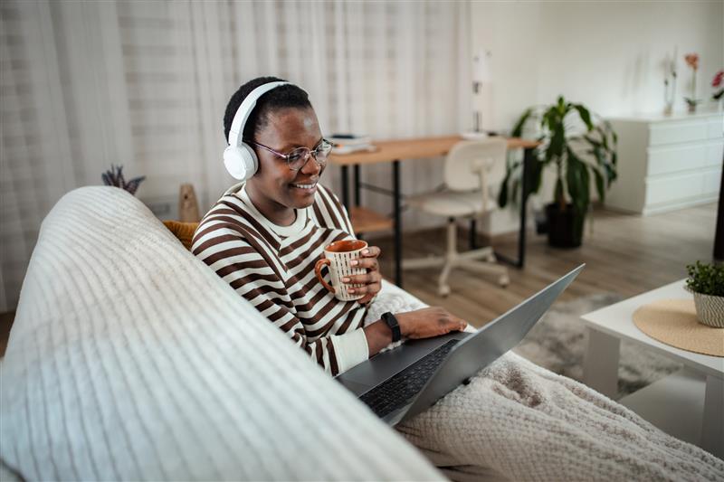 Vrouw op laptop in de zetel