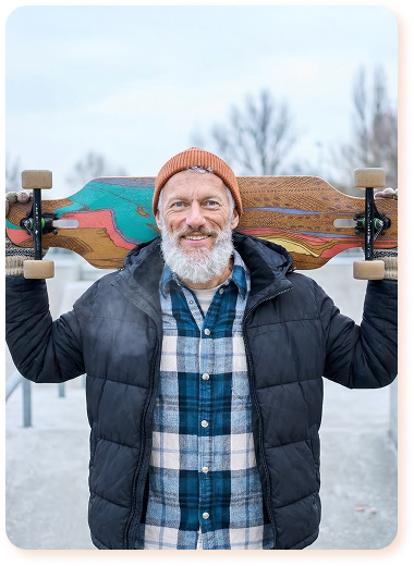 een man die een skateboard vasthoudt