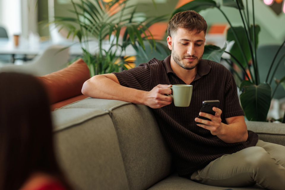 Man op telefoon