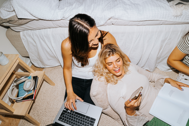 Twee vrouwen achter een computer