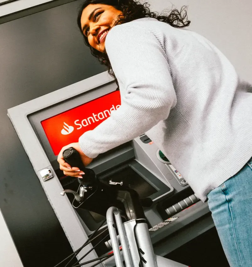 een vrouw voor een automaat