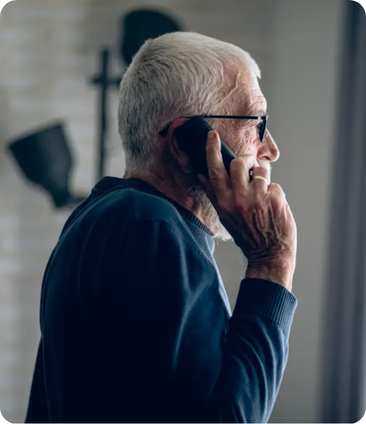 een man aan de telefoon
