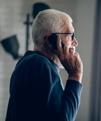 een man aan de telefoon