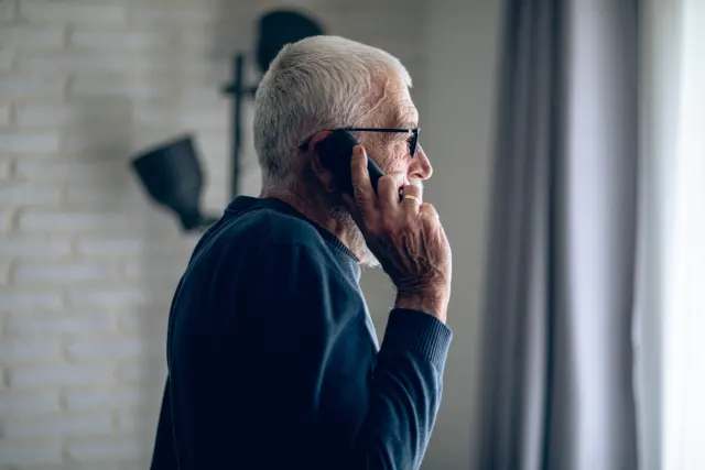 een man aan de telefoon