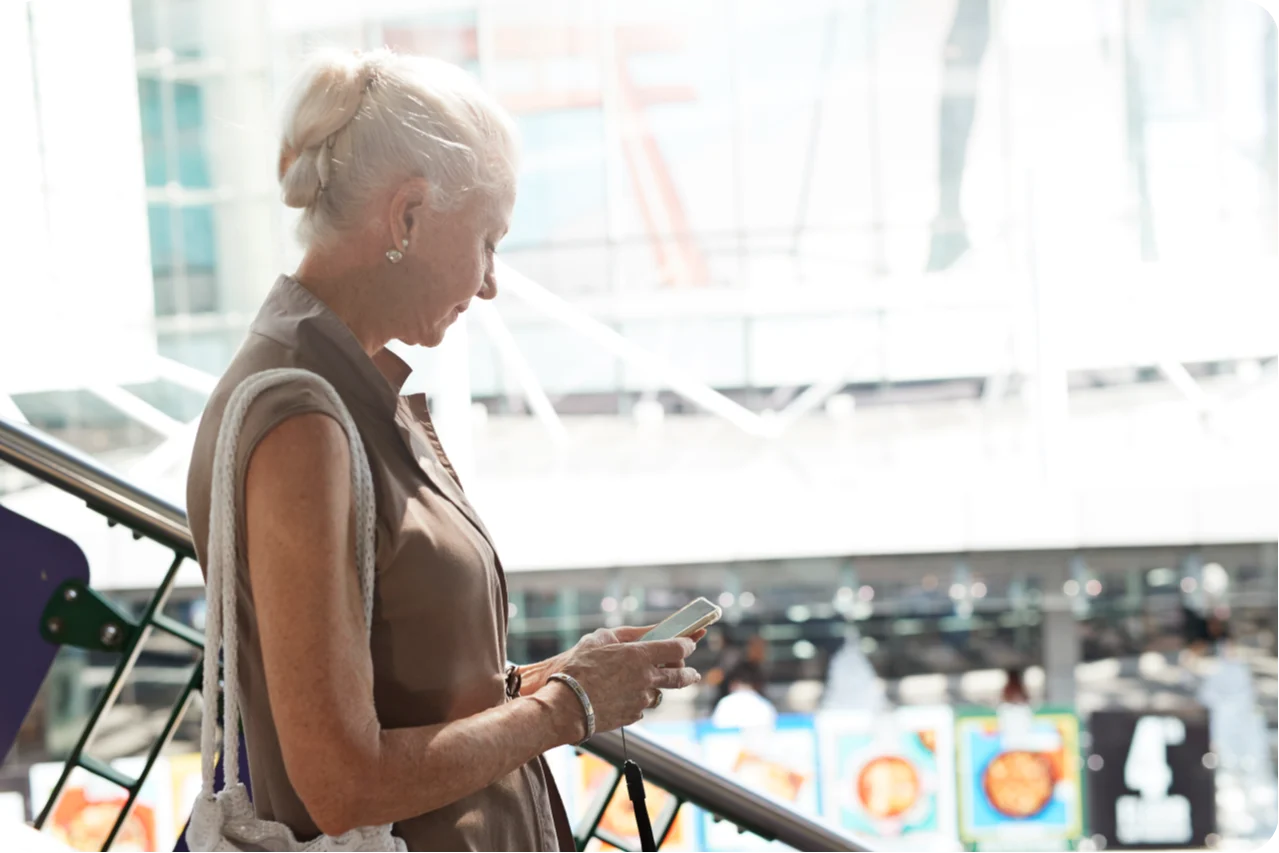 Een vrouw die op haar telefoon kijkt