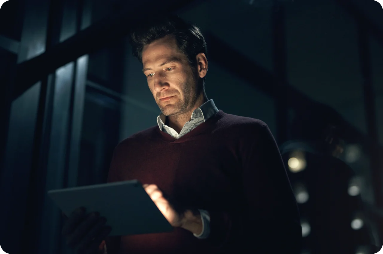 een man die op zijn mobiele telefoon kijkt