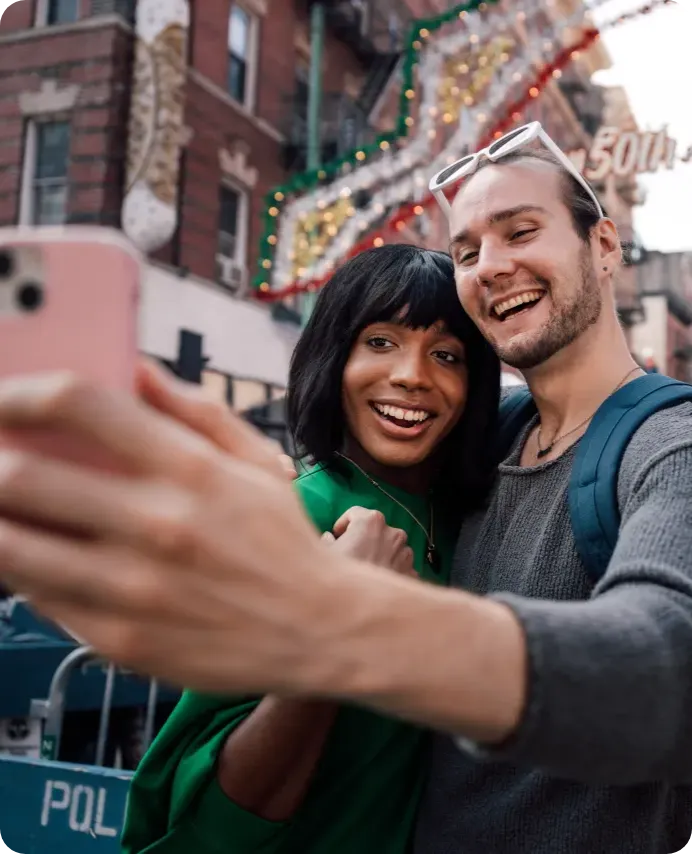 een stel dat een selfie maakt