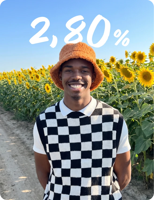 Man in hoedje in bloemenveld